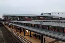 Das neue Empfangsgebäude in Berlin Gesundbrunnen nimmt langsam Formen an und irgendwie muss ich sagen, die Zugangsbauwerke zu den fünf Bahnsteigen wurden sehr gut integriert.
13.03.2015 Berlin Gesundbrunnen.
