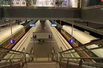Sieht aus wie ein Wettrennen nach Norden, so gesehen in Berlin Hbf (tief) am 02.03.2015.
Die Ex-Metropolitan-Garnitur  von München Hbf nach Berlin Gesundbrunnen und auf der anderen Seite der Tz 1105 „Dresden“ als ICE 1720 nach Hamburg-Altona.
