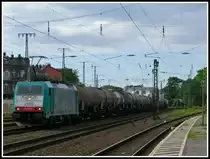 Für mich aus Baden-Württemberg eine wirklich seltene Sichtung, für meine Fotokollegen aus Belgien das absolut langweiligste was es gibt: 
Die sogenannten Cobra 186 sind überwiegend im Grenzverkehr Deutschland - Belgien anzutreffen, daraus resultierend sieht man sie auch oft in Köln - West.
Am 19.8.14 fährt dieser Zug durch den oben genannten Bahnhof. 
Der Bahnsteig ist mittlerweile übrigens auch schon modernisiert. 