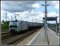 Mittlerweile zählen die Fahrzeuge aus dem Lokpool  Vectron  nicht mehr zu den Seltenheiten auf den Gleisen.
193 802 war aber eine der ersten Loks, die schon im Jahre 2012 ausgeliefert wurde. Seitdem leistet sie munter ihre Einsatzstunden.
Am 27.8.14 fährt sie mit einem Kesselzug im Hbf von Regensburg auf ein rotes Signal zu.  