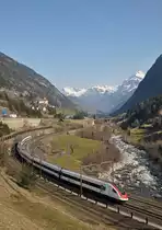 Ein ICN (RABDe 500) fährt am 20.03.2015 zum Zeitpunkt der maximalen Sonnenfinsternis um 10:32 durch die Wattinger Kurve Richtung Norden. 