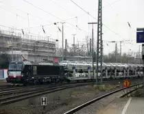 193 877 von MRCE kommt aus Richtung Köln,Aachen-Hbf,Aachen-Schanz, mit einem sehr langen Mercedes-Autozug aus Kornwestheim nach Zeebrugge-Ramskapelle(B) und fährt in Aachen-West ein.
 Aufgenommen vom Bahnsteig in Aachen-West am 14.3.2015.