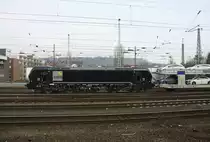 193 877 von MRCE kommt aus Richtung Köln,Aachen-Hbf,Aachen-Schanz, mit einem sehr langen Mercedes-Autozug aus Kornwestheim nach Zeebrugge-Ramskapelle(B) und fährt in Aachen-West ein. 
Aufgenommen vom Bahnsteig in Aachen-West am 14.3.2015.