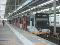 Zug der Linie 51 Centraal-Station - Middelhoven am 13.05.2003 in der Station Amstel. Der Zug f�hrt von Centraal-Station bis Zuid mit Stromschiene auf den Metrogleisen, von Zuid bis Middelhoven als  Sneltram  mit Oberleitung. Auf dem Bild ist der eingezogene Stromabnehmer �ber der ersten T�r zu erkennen.