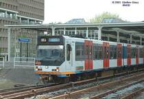 Sneltram-Zug der Linie 51 Centraal-Station - Middelhoven verl��t am 13.05.2003 die Station Amstel.