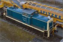 Abwechslung in Konstanz mit heutzutage ungewohnten Farben. 294 096-3 der Railsystems parkt am Schweizer Güterschuppen mit einem Gleisbauzug, der auf 4 Gleise verteilt wurde. März 2015.