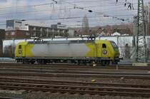 Um an seine in der Mitte eines Lokzuges stehende Maschine zu kommen ist der Tf damit beschäftigt, zwei 145ziger um zu rangieren. Die erste Maschine die weg musste ist die 145 103 die hier gerade in Richtung Aachen Hbf ausgezogen wird. 22.3.2015