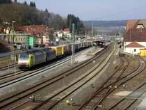 189 909 und eine weitere 189 stehen am 16. März 2015 mit einem KLV-Zug im Bahnhof Kronach.