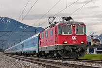 Re 4/4 II 11302 braust mit dem EN aus Budapest nach Zürich HB bei Reichenburg vorbei.Bild vom 25.3.2015