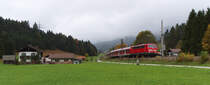 Kein Kaiserwetter...hatten wir am 09.10.2013 an der Mittenwaldbahn. Dennoch waren wir zwischen Klais und Gerold unterwegs. 111 005-5 bringt ihre RB aus München und passiert das Einfahrsignal von Klais. Bahnstrecke 5504 München - Mittenwald in der Nähe des Bf. Klais.