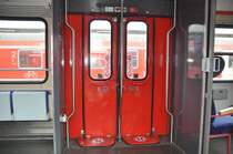 Blick in den Einstiegsraum mit Dunkelgrauen Trennwänden des ex. City-Bahn Wagen Köln Gummersbach 50 80 82-34 160 Bnrdzf 460.0. Aufnahme in Stuttgart HBF im Oktober 2014 eingereit im RE Stuttgart-Aalen.