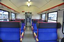 Blick in das Sitzabteil am Wagenende mit Sitzbanke im Hannover / DBm-Design des ex. City-Bahn Wagen Köln Gummersbach 50 80 82-34 160 Bnrdzf 460.0. Aufnahme in Stuttgart HBF im Oktober 2014 eingereit im RE Stuttgart-Aalen.