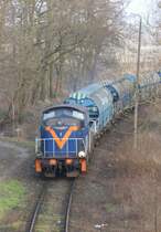 25.3.2015 Swinemünde. SM 42 2255, Werkslok des Hafen, rangiert Schüttgutwagen zum Rbf. Przytor / Pritter