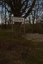 Relikt! Ederen verkündet das Bahnhofsschild....nur die Strecke Ex Kbs 245e ist schon lange stillgelegt. Einst führte sie von Jülich kommend über Kirchberg und Barmen nach Puffendorf auf knapp 15 Kilometern in die Rübensahra.....heute ist dort noch der Rest eines Haltestellenhauses und eines Bahnübergangs zufinden und die obligatorische Rübenverladerampe. Einige Gleise liegen auch noch zugewachsen im Boden.....
Ederen Sonntag den 22.3.2015