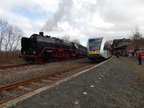 Schnellzug-Dampflok 01118 wartet am 22.3.15 im Bahnhof Hachenburg/Westerwald,
während der Triebwagen der Westerwaldbahn passiert