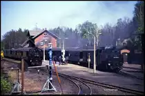 Blick am 2.5.1990 in den Bahnhof Bertsdorf. Links steht 991762 mit dem Personenzug nach Jonsdorf. Rechts wartet 991735 mit dem Zug nach Oybin auf die Weiterfahrt.
