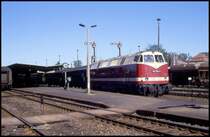 118750 steht wartet am 2.5.1990 um 16.10 Uhr im Bahnhof Bischofswerda mit dem Personenzug nach Bautzen auf die Weiterfahrt.