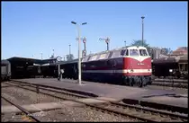 118750 steht wartet am 2.5.1990 um 16.10 Uhr im Bahnhof Bischofswerda mit dem Personenzug nach Bautzen auf die Weiterfahrt.