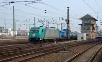 185 634 zog am 21.03.15 neben ihren Schwellenganzzug noch 120 001 durch Riesa Richtung Leipzig. Die Diesellok vom Typ Vossloh G 12 ist für Spitzke im Einsatz.