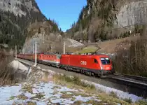 1016 028 + 1144 009 + 1116 099 mit einem Güterzug am 10.01.2015 bei Klammstein. 