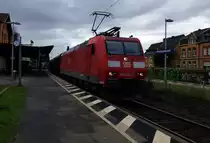 Auch hier : Bahnsteig in der Kurve gelegt , hier zu sehen 185 020-5 bei der durchfahrt des Niederdollendorf Bahnhofs , 01.04.2015
