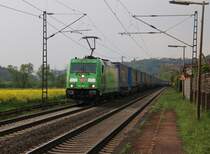 Grüner geht's nicht. Zig LKWs spart die  Co2-Frei  Werbe 185 389-4 am 30.04.2014 auf ihrer Fahrt mit LKW-Walter-Zug gen Norden ein. Aufgenommen in Ludwigsau-Friedlos.