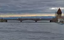 Stürmische Stimmungsschwankung. Seehas auf der Rheinbrücke Konstanz. März 2015.