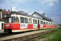 Dreiwagenzug der Linzer Lokalbahn, bestehend aus ehemaligen Kölner Wagen, an der Spitze ET 22137 (ex KFBE 1289), im Endbahnhof Peuerbach am 19. Juli 1995.