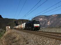 Die ES 64 F4-038 mit einem KLV-Zug am 28.03.2015 unterwegs bei Ora.