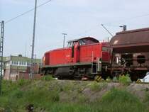 295 028-5 rangiert am Abllaufberg in Hohe Schaar. Hier werden die G�terwagen der Firmen im Hafen zusammengestellt.
