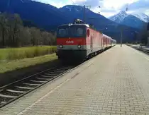 Ein Hilfszug bespannt von der 1144 053 schleppt am 5.4.2015 den 4024 125-9 ab. Der 4024 stand wegen Flachstellen schon seit einem Tag im Bahnhof Thal. Hier zu sehen mit nur ca. 20 km/h bei der Durchfahrt in Greifenburg-Weißensee.