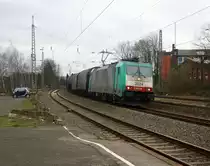 Die Cobra 2824  kommt aus Richtung Köln durch Eschweiler-Hbf mit einem langen gemischten Güterzug aus Köln-Gremberg nach Antwerpen-Noord(B) und fährt in Richtung Aachen.
Aufgenommen vom Bahnsteig 1 in Eschweiler-Hbf. 
Am 28.3.2015.