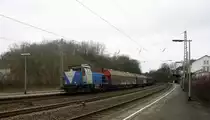 Die V105  Sally  von der Rurtalbahn kommt mit einem Kurzen Güterzug aus Stolberg(Rheinland-Hbf) nach  Neumühl und fährt durch Eschweiler-Hbf in Richtung Düren.
Aufgenommen vom Bahnsteig 1 in Eschweiler-Hbf. 
Am 28.3.2015.