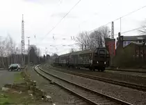 Ein Nachschuss vom einem Kurzen Güterzug aus Stolberg(Rheinland-Hbf) nach Neumühl
und fährt durch Eschweiler-Hbf in Richtung Düren.
Aufgenommen vom Bahnsteig 1 in Eschweiler-Hbf. 
Am 28.3.2015. 