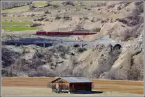 RE1252 mit der Ge 4/4 II 631  Untervaz  verlässt ein Tunnel zwischen Guarda und Lavin. (09.04.2015)