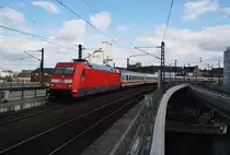 Hier 101 047-9 mit IC142 von Berlin Hbf. nach Amsterdam Centraal, bei der Einfahrt am 6.4.2015 in Berlin Hbf. 
