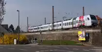 Freie Sicht zum Bahndamm gibt es seit ein paar Wochen beim Hauptbahnhof Saarlouis. Hohe Bäume verdeckten immer die Sicht auf die Einfahrt aus Richtung Dillingen. Nun herrscht freie Sicht. Alle Bäume an der Stützmauer wurden gefällt. Der SÜWEX aus Koblenz erreicht in wenigen Sekunden den Saarlouiser Hauptbahnhof. Bahnstrecke 3230 Saarbrücken - Karthaus am 08.04.2015