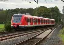 In wehmütiger Erinnerung an die 422ziger auf der S8,
zeige ich hier den 422 073-7 auf seinem Weg nach Hagen am 11.10.2014