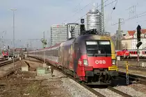 ÖBB 1116 153 erreicht mit dem zwei Stunden verspäteten EC 112 aus Klagenfurt München Ost, 09.04.2015