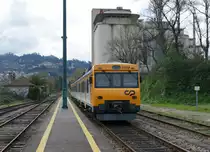 Bahnen in Portugal: Der frisch aufgearbeitete CP 250 M wartet am 27. März 2015 auf dem Bahnhof Marco de Canaveses auf seine Weiterfahrt nach Pocinho. 
Foto: Walter Ruetsch 