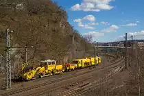 
Die Plasser & Theurer Universalstopfmaschine 08 - 275 Unimat 3S Y (Schweres Nebenfahrzeug Nr. 97 43 41 523 17 - 9) und die Plasser & Theurer Schotterverteil- und Planiermaschine SSP 110 SW (Schweres Nebenfahrzeug Nr. 97 16 40 575 18-1) beide Maschinen von der DGU (Deutsche Gleisbau Union) fahren am 05.04.2015 in Siegen vom Abstellbereich nun zum Einsatzort (Hbf Siegen). 

Die Unimat wurde 2001 von Plasser & Theurer unter der Fabriknummer 1172 gebaut und an die DGU geliefert. 

Die Schotterverteil- und Planiermaschine wurde 2002 von Plasser & Theurer unter der Fabriknummer 717 gebaut und an  Reisse Bau GmbH  geliefert, zwischenzeitlich war sie Struton Rail GmbH, nun ist sie bei der DGU angelangt.