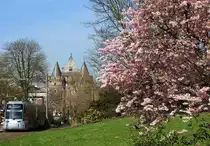 Frühling läßt sein blaues Band wieder flattern durch die Lüfte - endlich auch in Neuss: Ein NF8U der Rheinbahn an der Haltestelle Neuss Stadthalle, im Hintergrund das Obertor (10.04.2015)