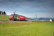 Zuglok Re 456 092 fährt zusammen mit der Schublok Re 456 096 mit dem Voralpenexpress bei Freienbach vorüber.Bild vom 10.4.2015
