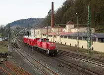 294 717-4 zieht am 11. April 2015 einen Hilfszugwagen durch Kronach in Richtung Norden.