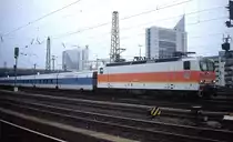 Zwischen 1994 und 2009 setzte auch die DB Talgo-Züge als InterCityNight ein. Mit der in S-Bahn-Farben lackierten 143 553-6 an der Spitze wurde der Zug 1994 im Düsseldorfer Hauptbahnhof präsentiert.