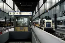 360 335-4 schiebt 1992 den Lufthansa Airport-Express aus dem Stuttgarter Hauptbahnhof