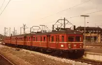 Im Mai 1978 verläßt 465 005-7 den Stuttgarter Hauptbahnhof, im Hintergrund eines der beiden charakteristischen Reiterstellwerke