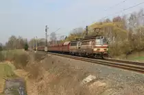 230 041 und 230 042 fahren am 11.04.15 durch Chotikov.