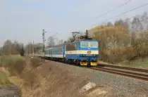 362 130 fährt am 11.04.15 mit einem Schnellzug durch Chotikov.