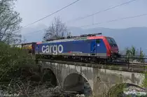 In Dirinella liegt auf der Linie Bellinzona-Luino die Grenze Schweiz-Italien. Die SBB Cargo Re 474 015 überquert diese am 10. April 2015 gerade mit einem UKV-Zug aus Gallarate.